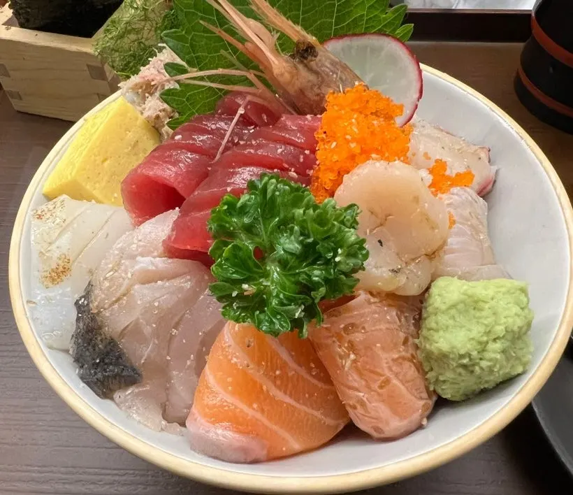 A bowl of kaisendon topped with thick-cut sashimi