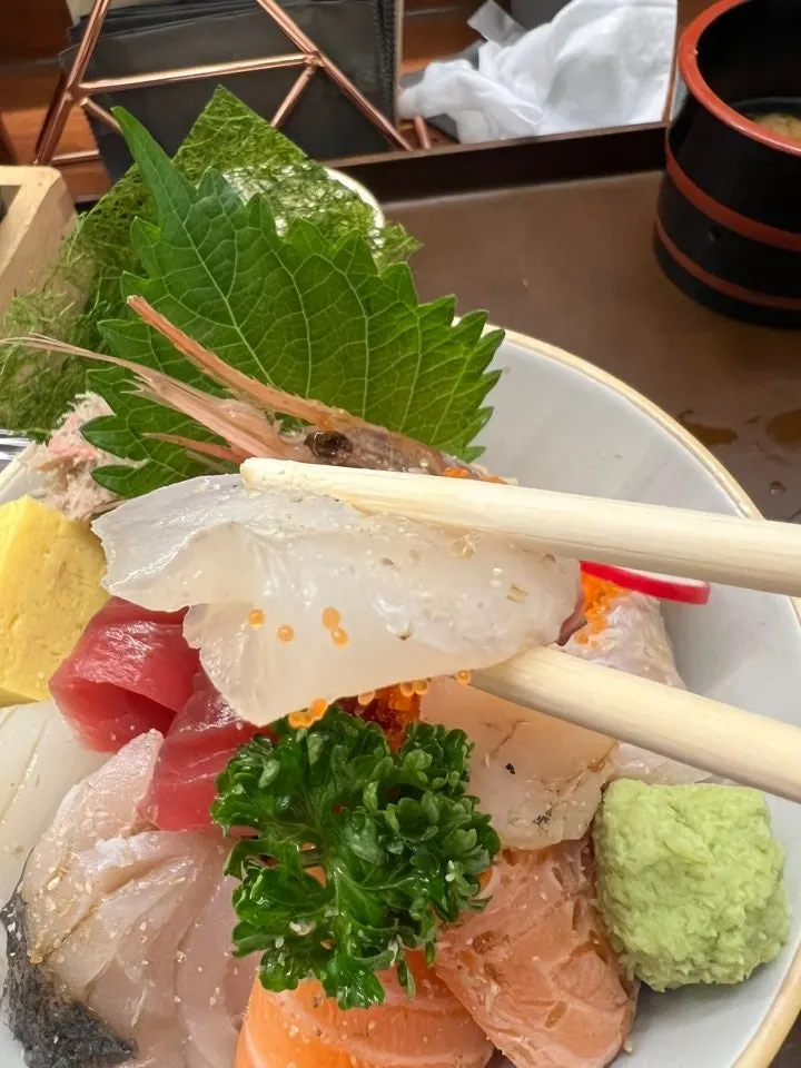Kaisendon with salmon, tuna, and scallop