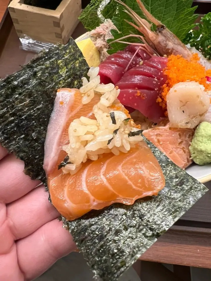 Kaisendon served with seaweed