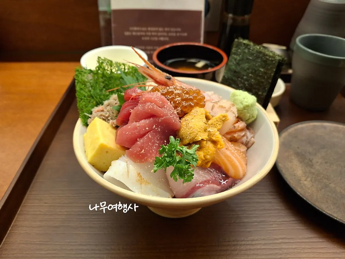 A bowl of kaisendon