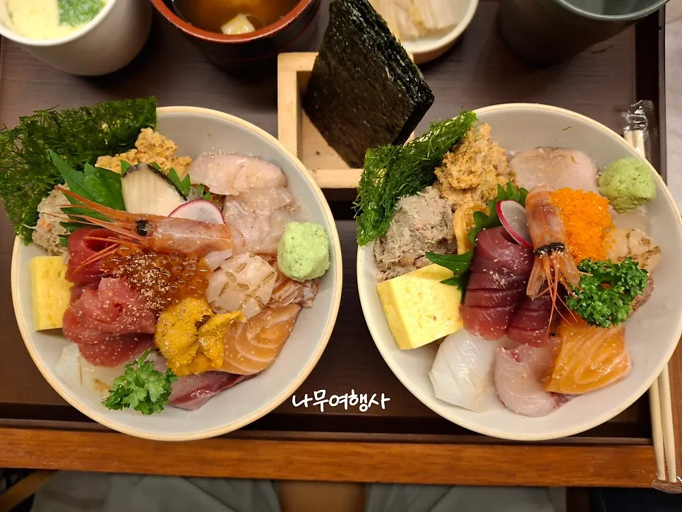 Side dishes included with kaisendon