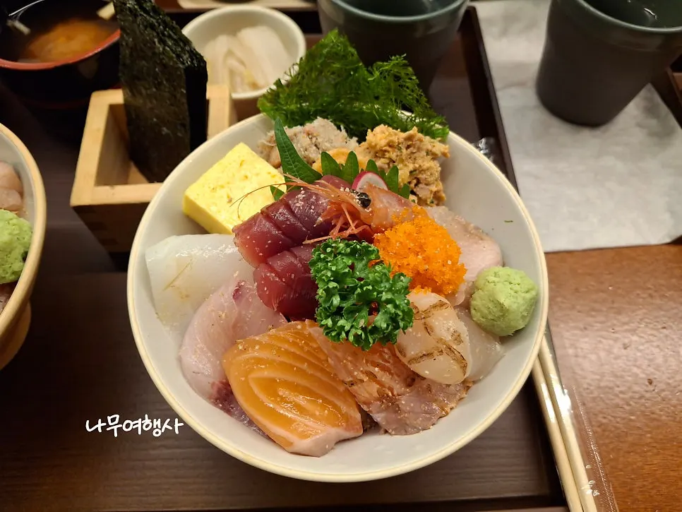 A bowl of regular kaisendon