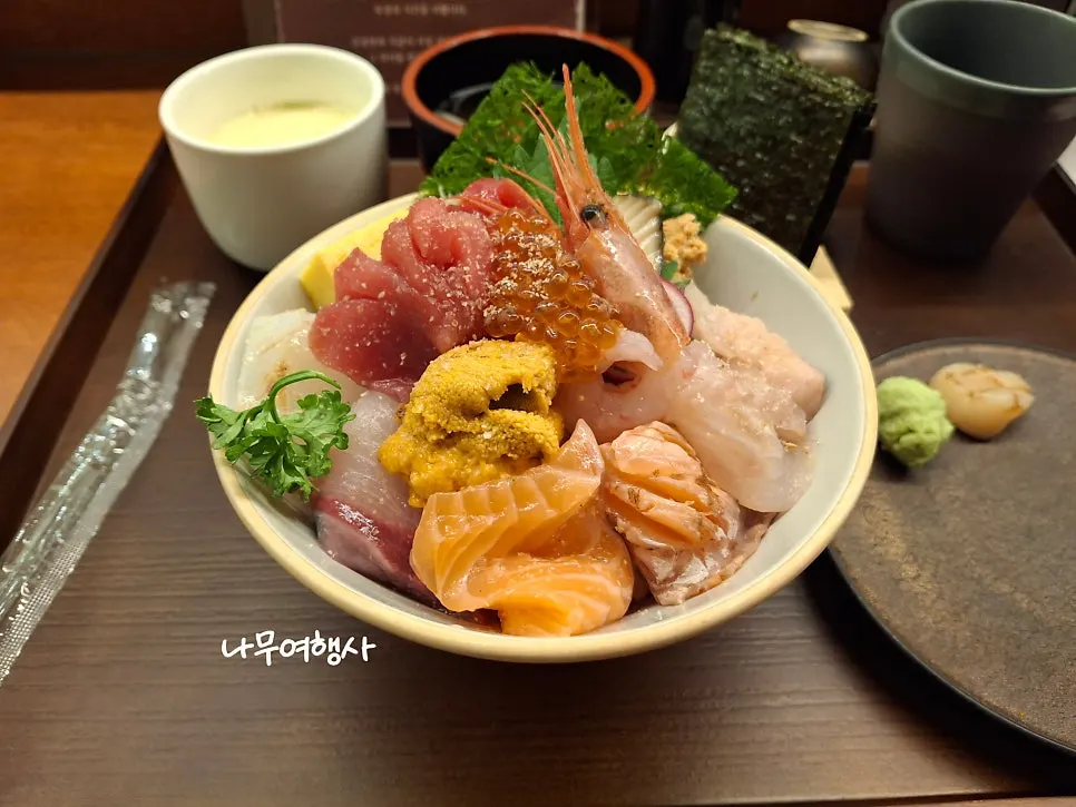 A bowl of premium kaisendon