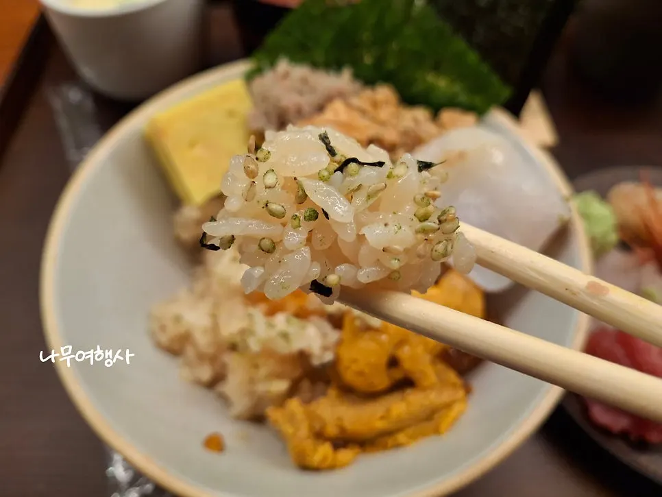 Fried lotus root and cooked tuna flakes