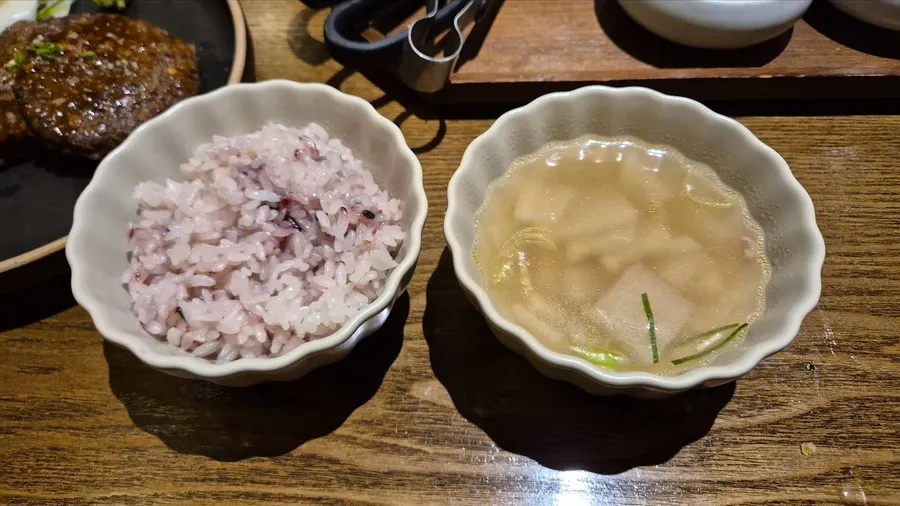 Black-rice rice, beef radish soup, and four side dishes