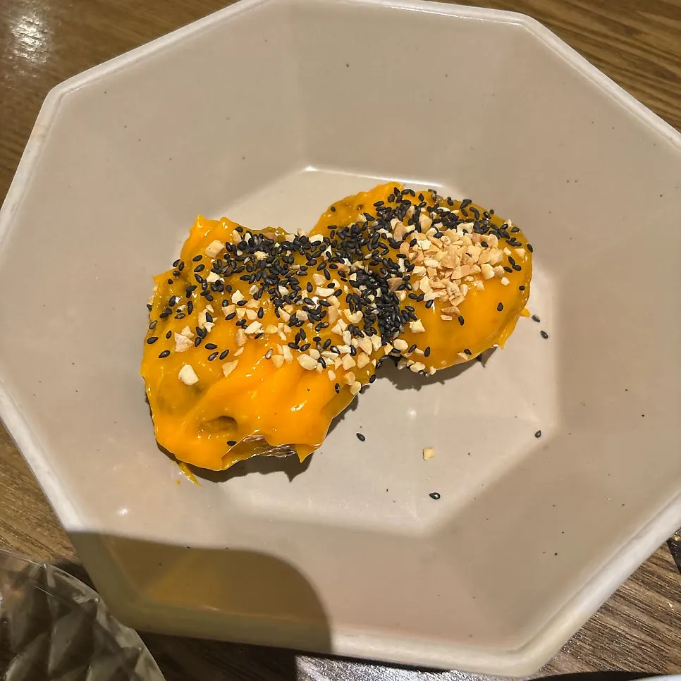 장아찌 소스를 올린 광어 세비체