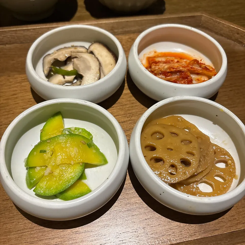 메인과 함께 차려진 밑반찬 한상