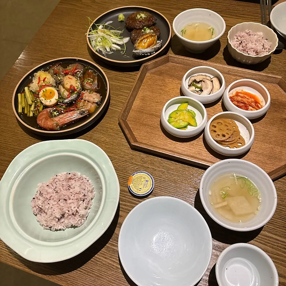 전복새우장과 버터밥 정식 구성