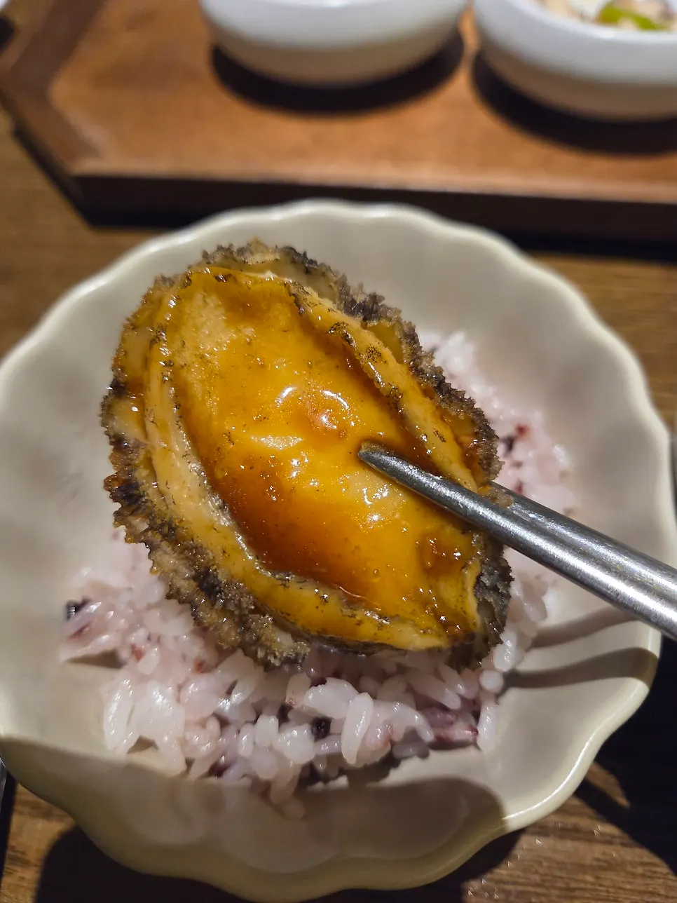 통전복 한 마리 올라간 전복떡갈비