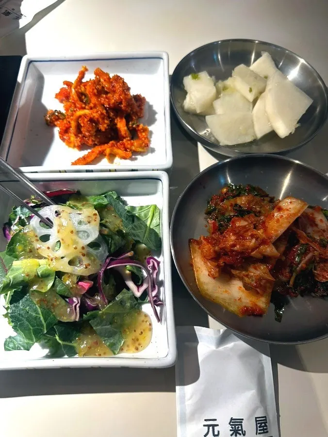정갈하게 차려진 밑반찬 한 상