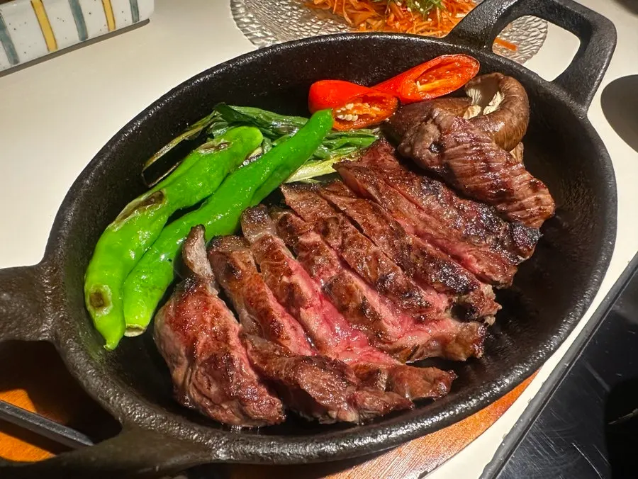 철판에 담겨 나온 특상한우채끝구이