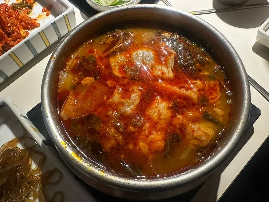 칼칼한 국물의 홍탕 한 그릇