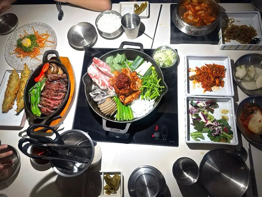 여러 메뉴가 놓인 식사 테이블