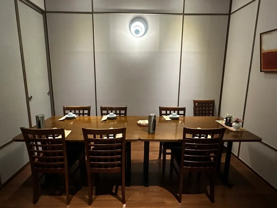 조도가 낮은 한식당 좌석