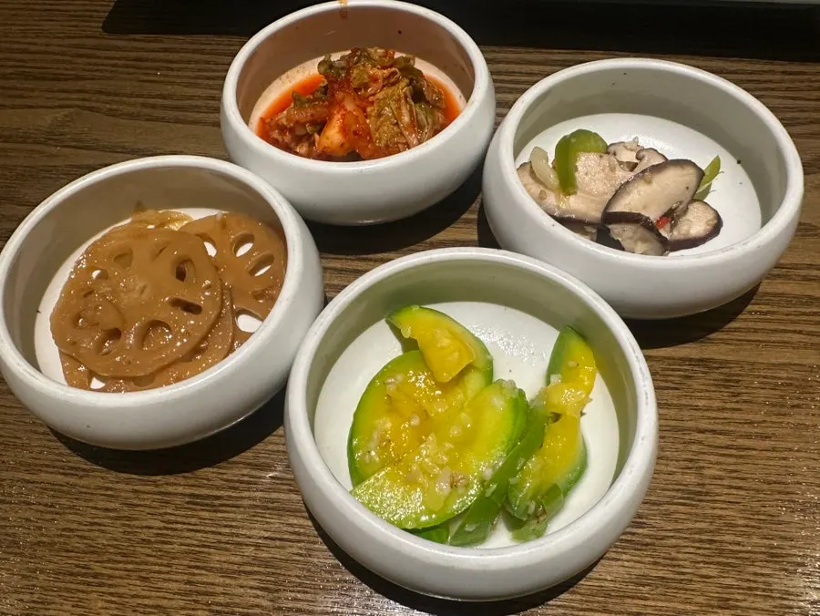 정식 세 가지가 차려진 한상