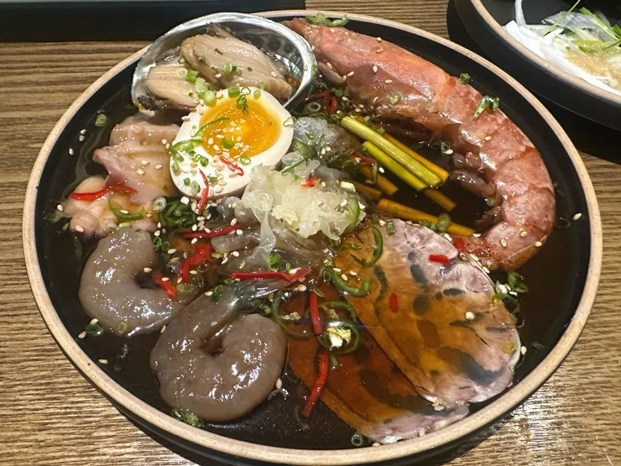전복 떡갈비 정식 접시