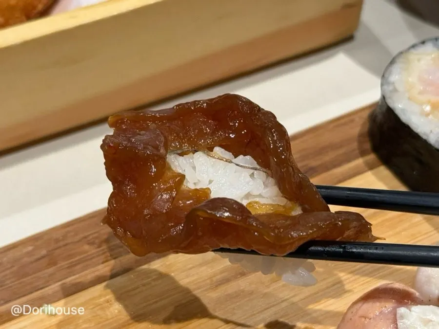 Flounder and torched salmon sushi