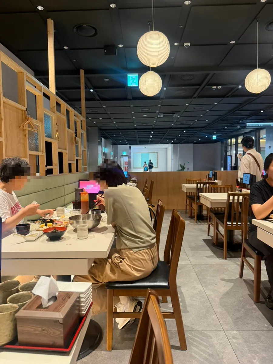 Table seating at Elephant Sushi Gwanghwamun