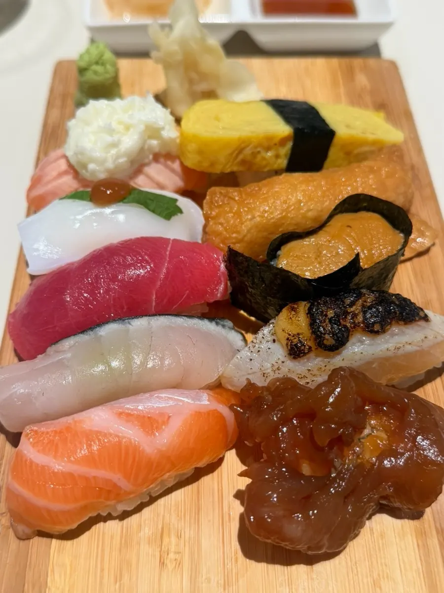 Elephant A-set with 10 pieces of sushi and cold soba