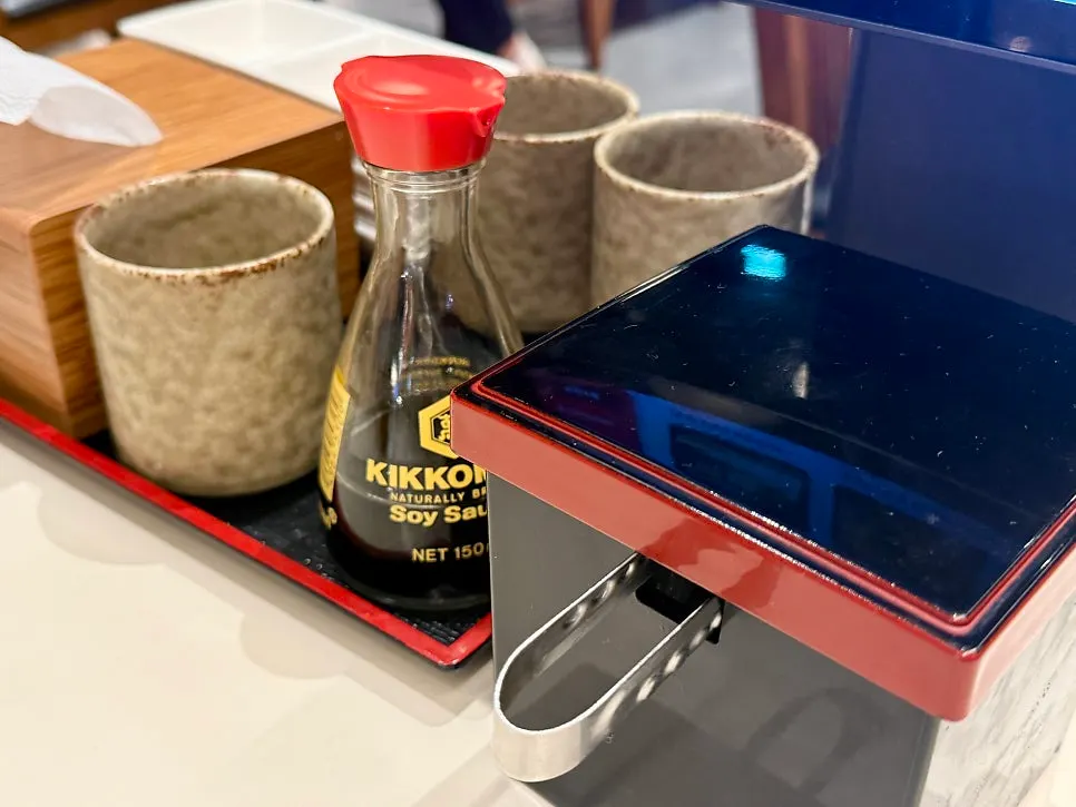 桌上的Kikkoman醬油與醃蕗蕎