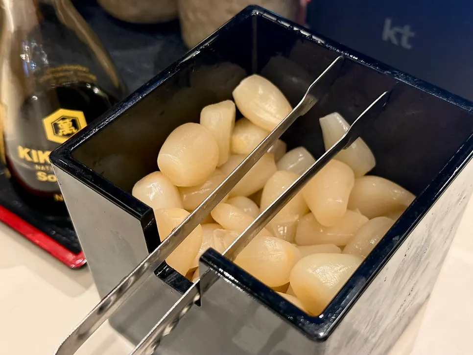 率先上桌的清湯與高麗菜沙拉