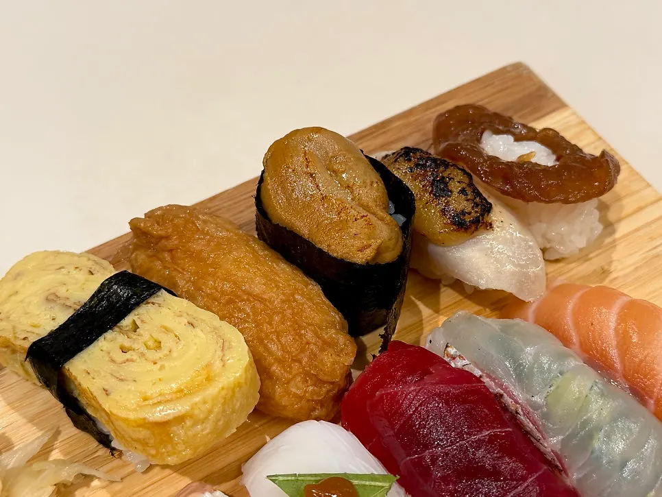 包含蛋壽司與豆皮壽司的A套餐
