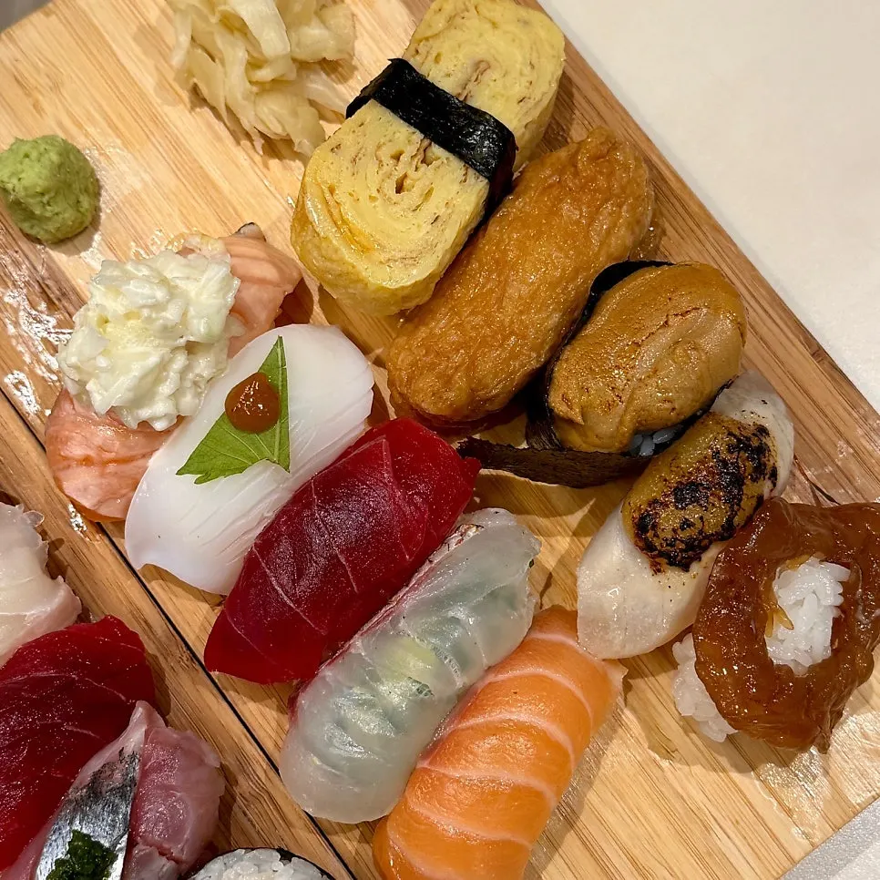 海鮮丼與壽司套餐同桌擺放