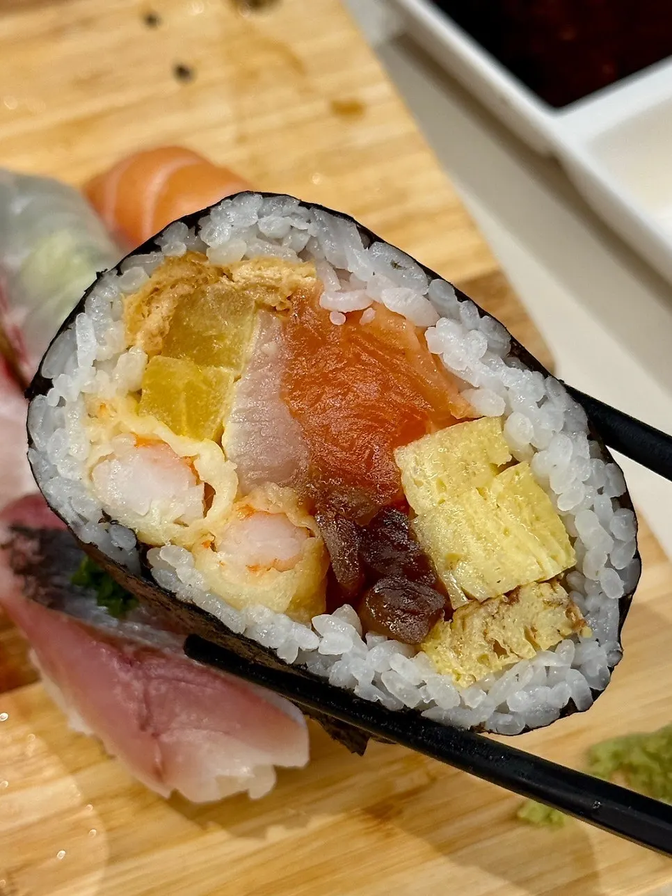 鋪上奶油乳酪的鮟鱇魚肝壽司兩片
