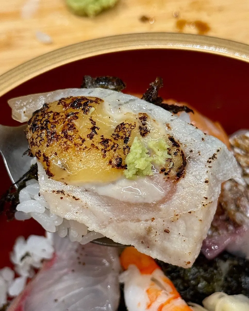 撒上海苔粉的海鮮丼特寫