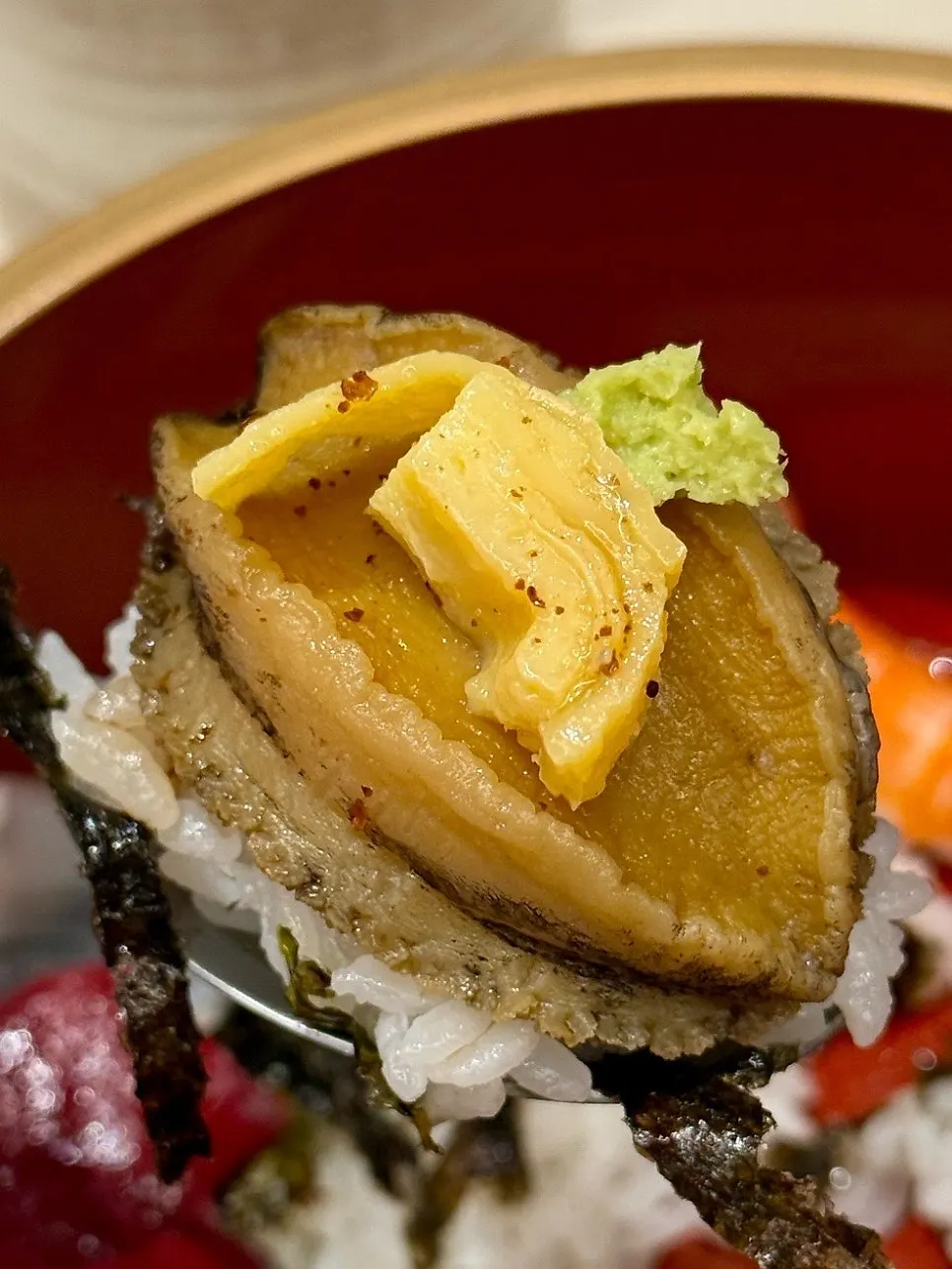 舀起一口海鮮丼的畫面