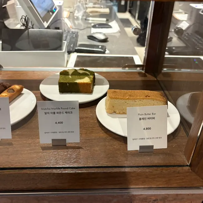 Area around the counter at Center Coffee Gwanghwamun