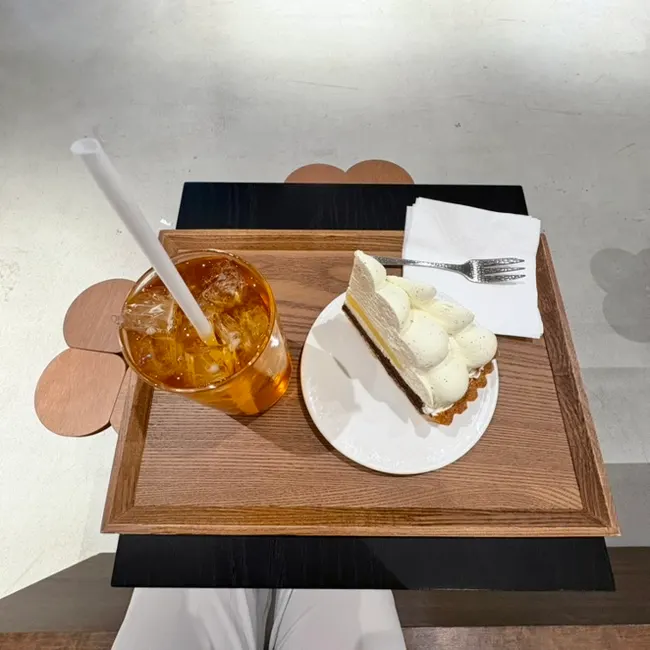 Weekday evening seating view at Center Coffee Gwanghwamun