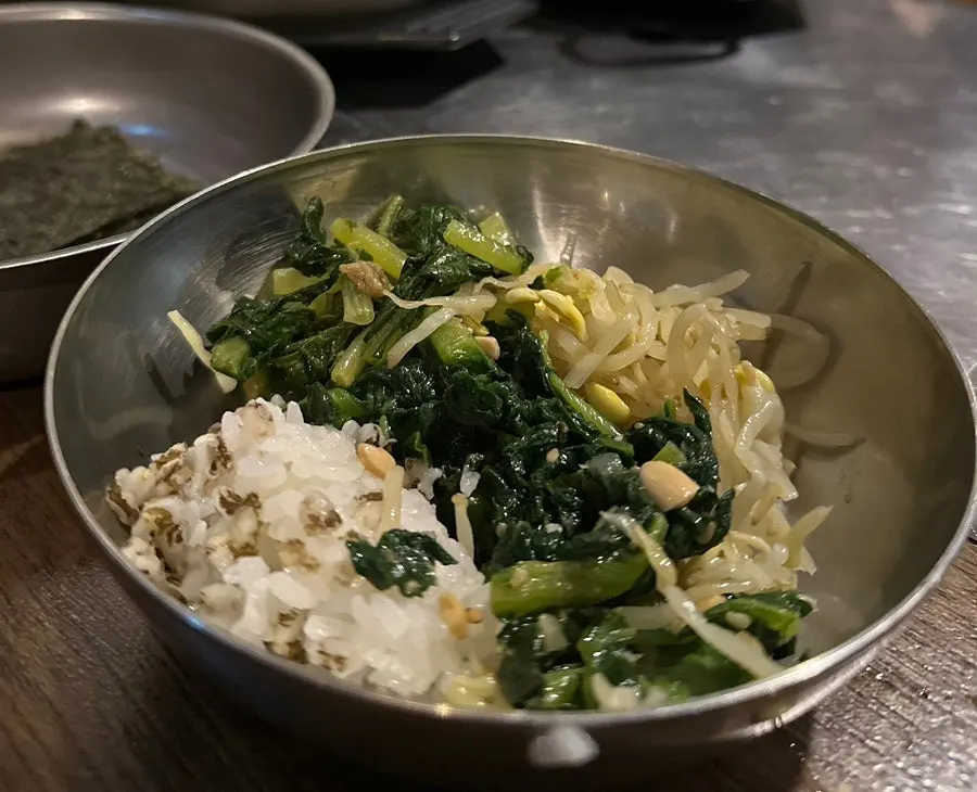 Table of charcoal bulgogi eaten with wrapping vegetables