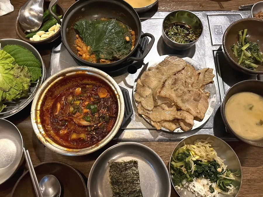 Table at Eom Yongbaek Pork Grill Gwanghwamun Branch after finishing the meal
