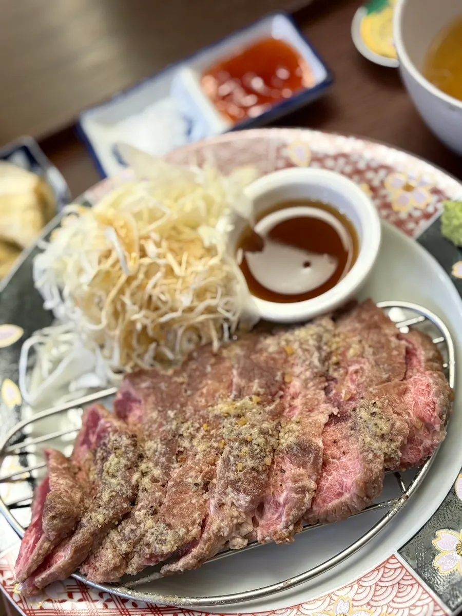 상에 차려진 스테키 정식 한 상