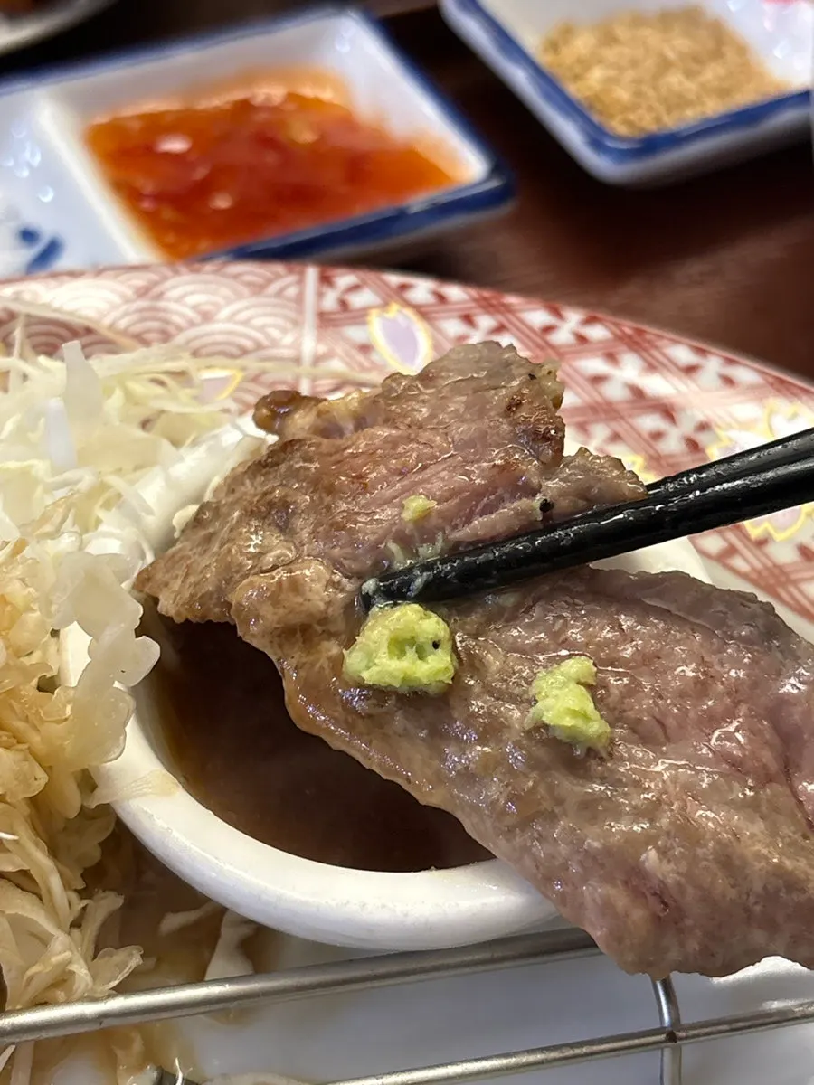 소스를 섞어 비빈 스테키동 한 숟갈