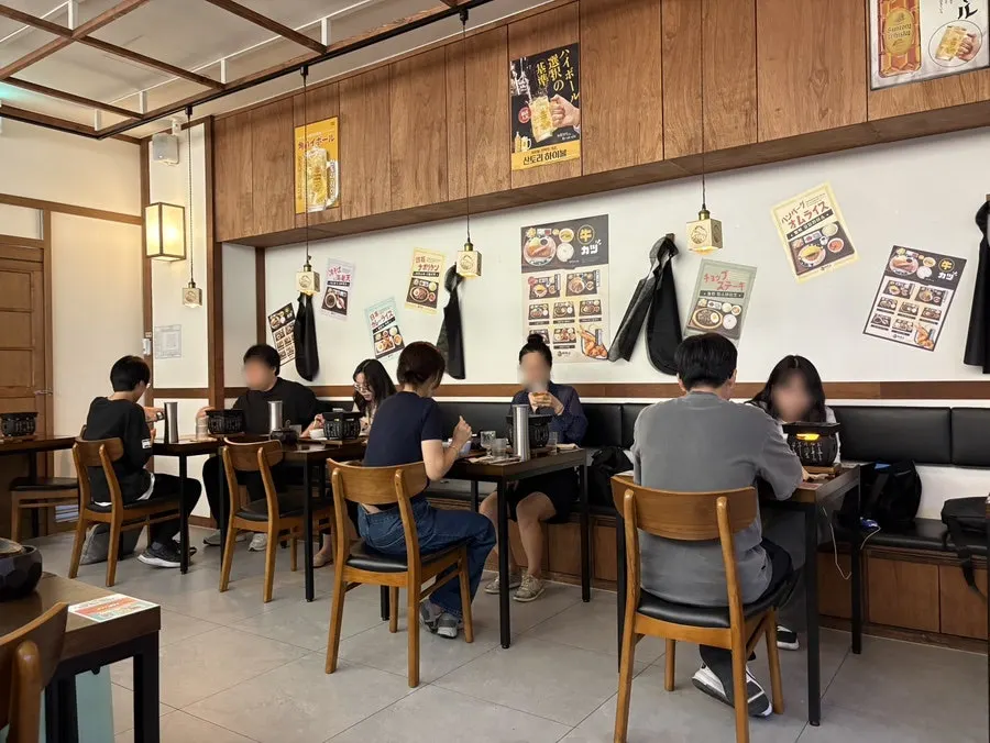 테이블 화로에서 고기를 굽는 식사 장면