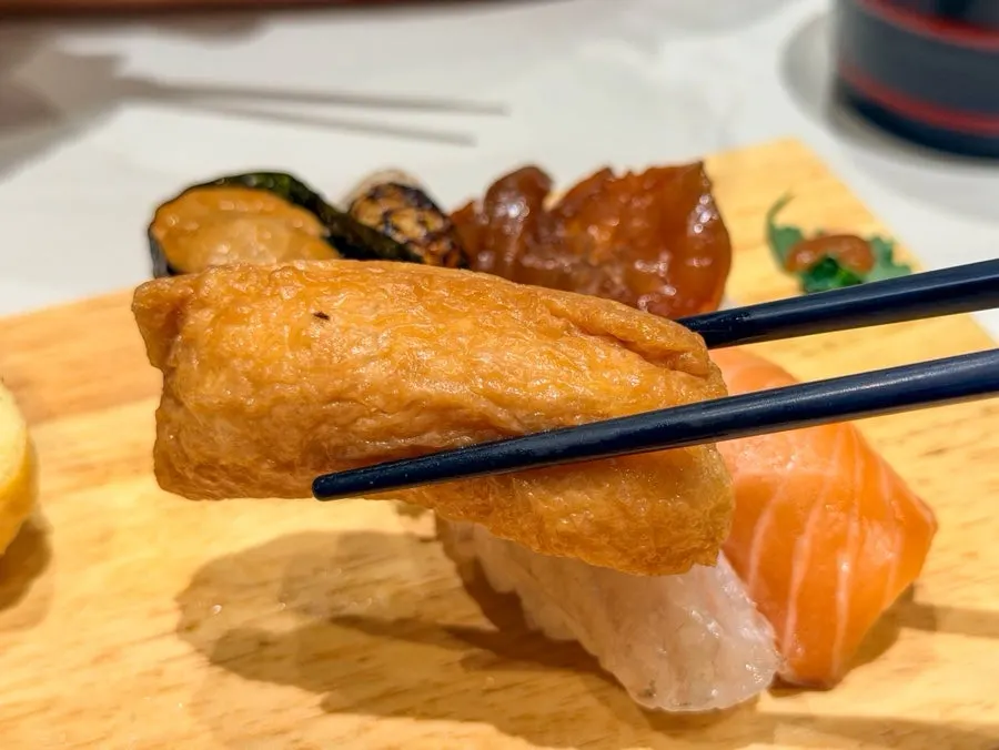 Salmon and tuna pieces in the Elephant B set