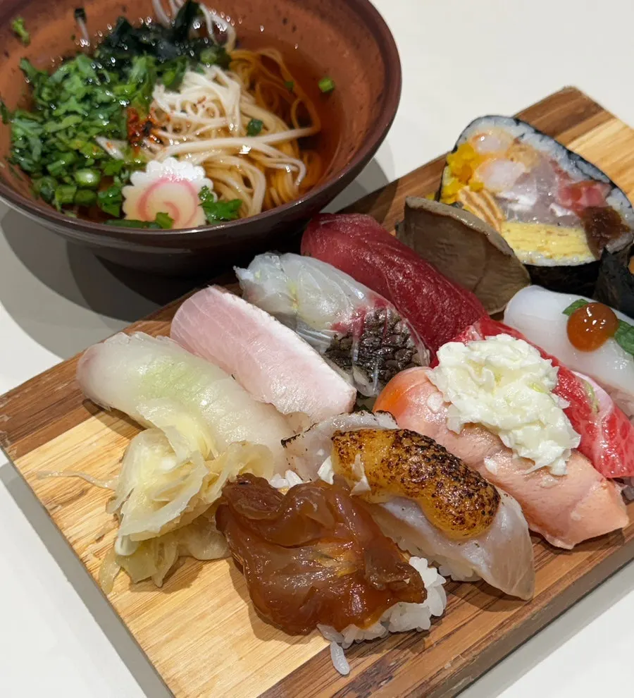 연어와 참치 초밥이 담긴 B세트 접시