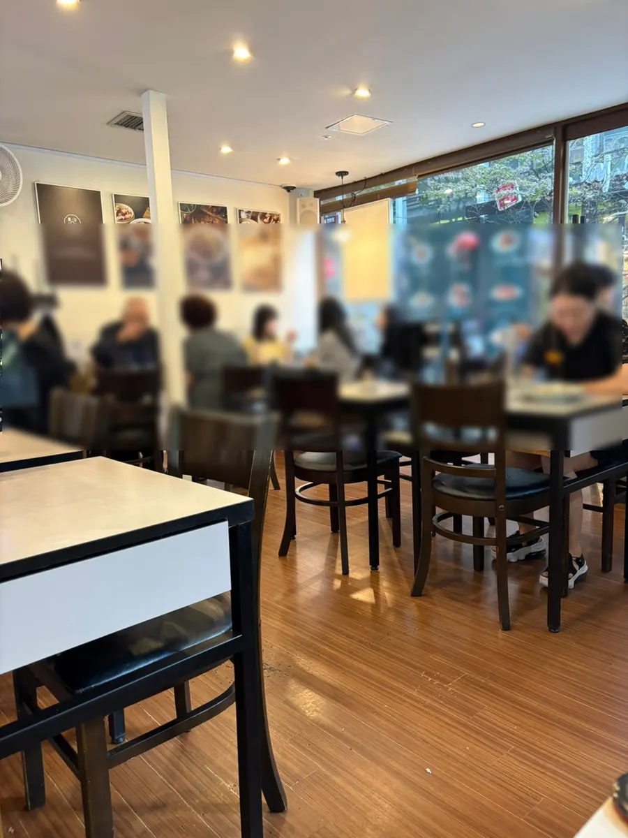 테이블에 놓인 태블릿 주문 시스템