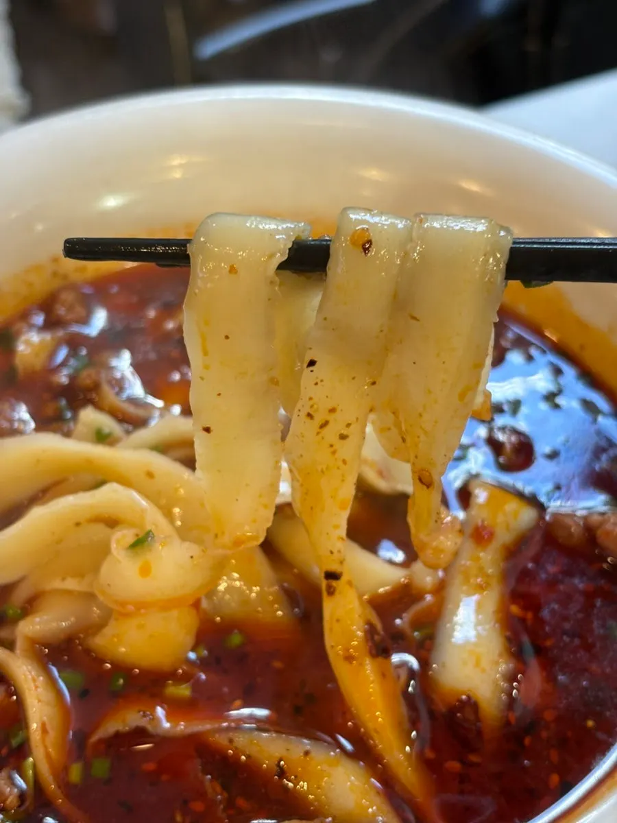 마라 국물에 잠긴 도삭면과 소고기