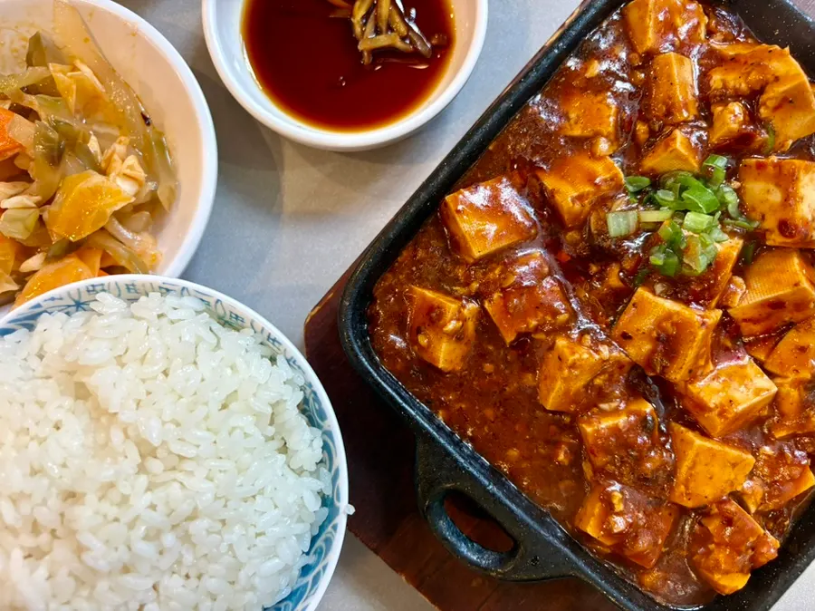 테이블에 나온 마파두부 덮밥