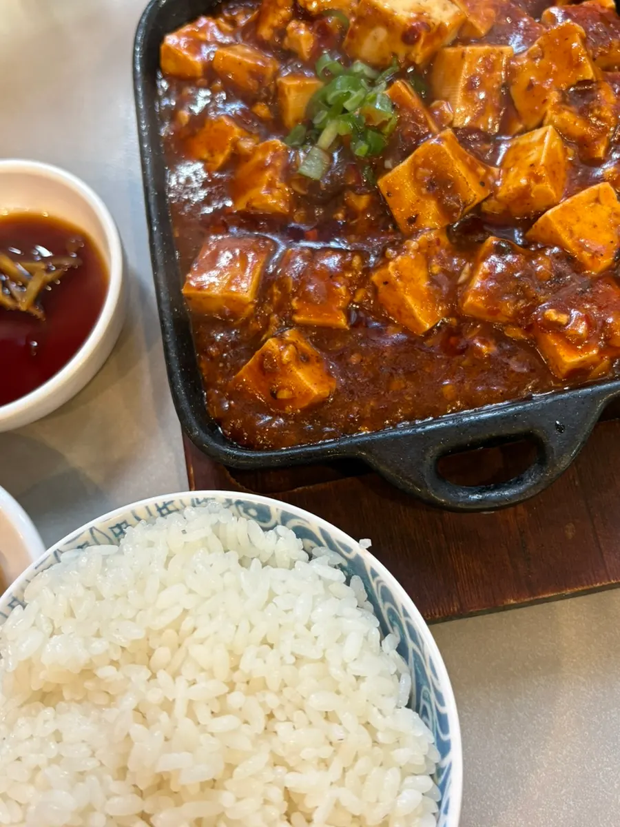 밥 위에 올려진 마파두부 소스