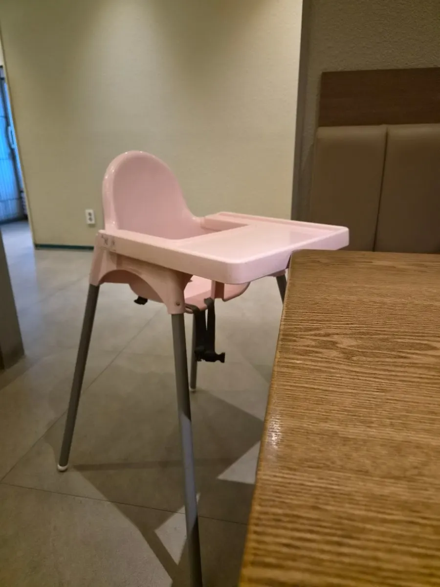 아기 식기가 세팅된 테이블
