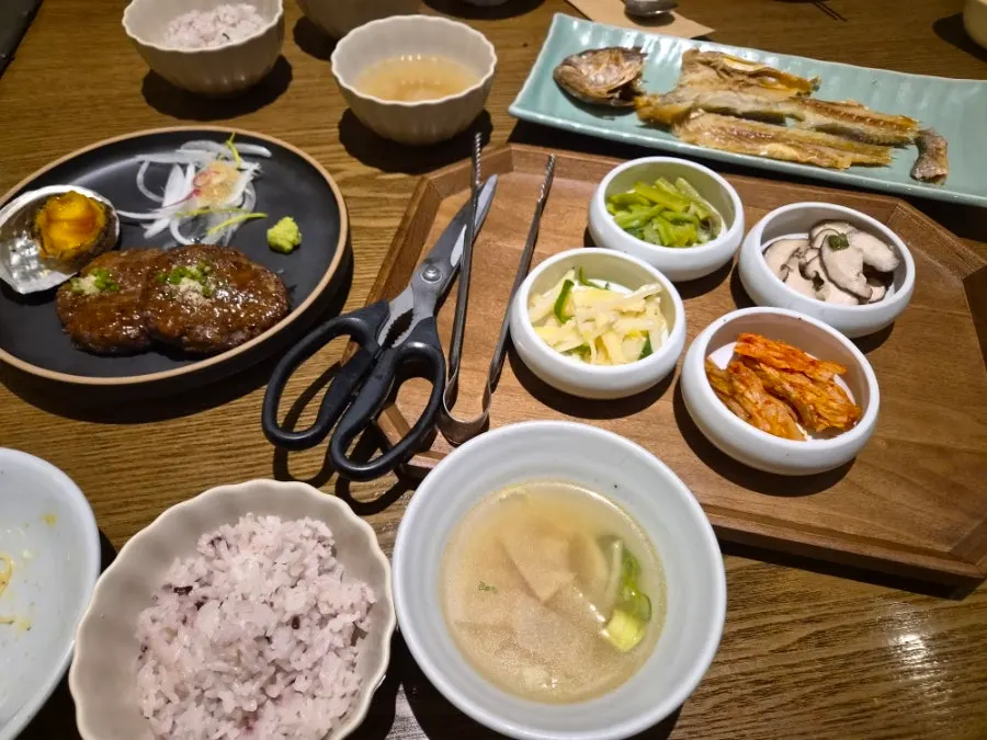 정식 한 상이 차려진 테이블 전경