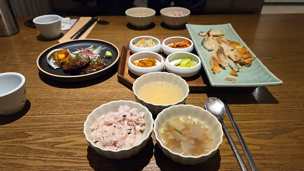 Hanjeongsik table setting at Modam Dining Gwanghwamun
