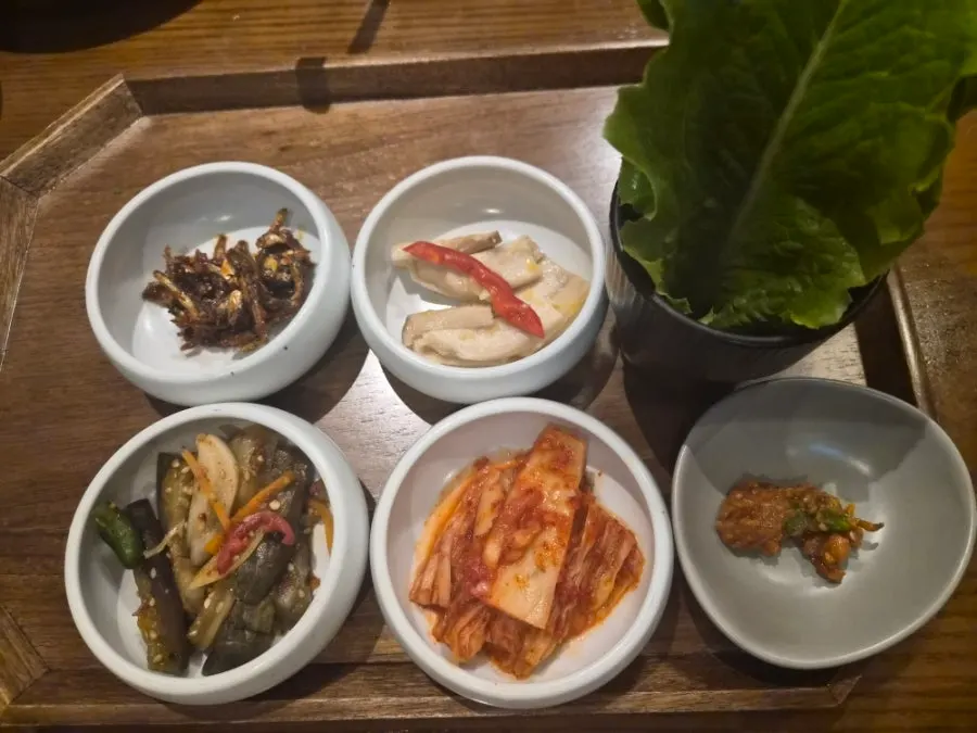 밥과 오늘의 국, 찬 네 가지 식사 상차림