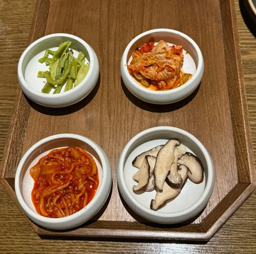 궁채나물과 버섯볶음 등 네 가지 찬