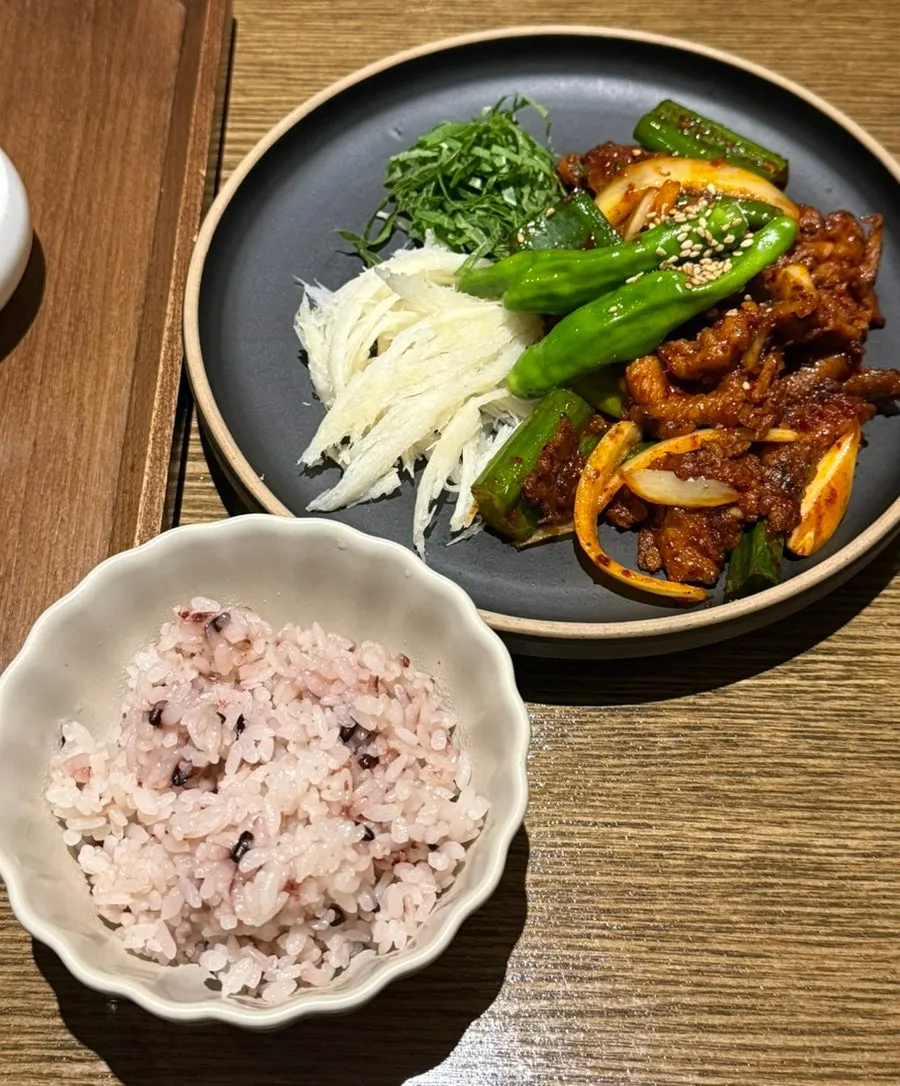 양념이 진하게 붙은 직화 제육