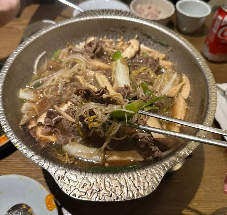 끓인 불고기전골의 고기와 야채 건더기